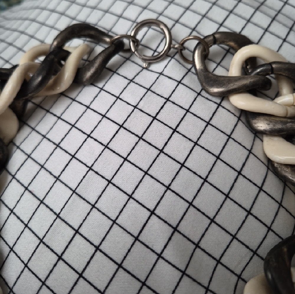 Funky Vintage Chunky Two-Tone Resin Chain Necklace - Cream and Gunmetal - Picture 3 of 6